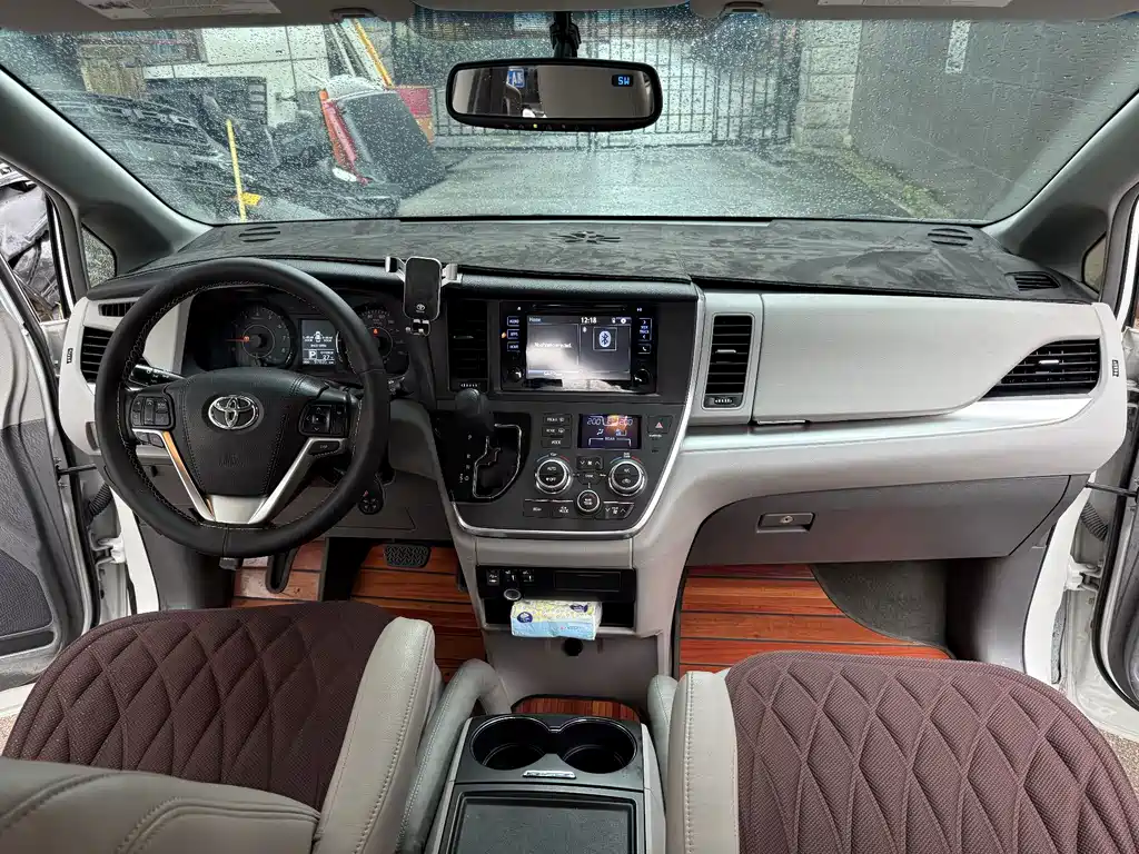 Toyota Sienna — миниатюра 10