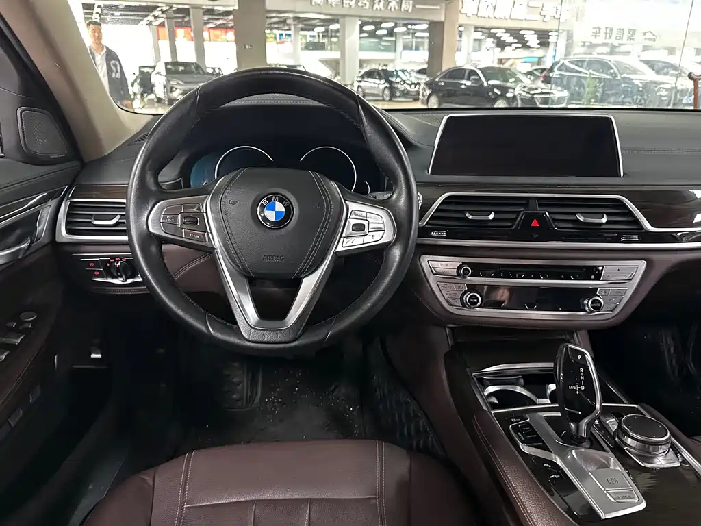 BMW 7 Series — миниатюра 5