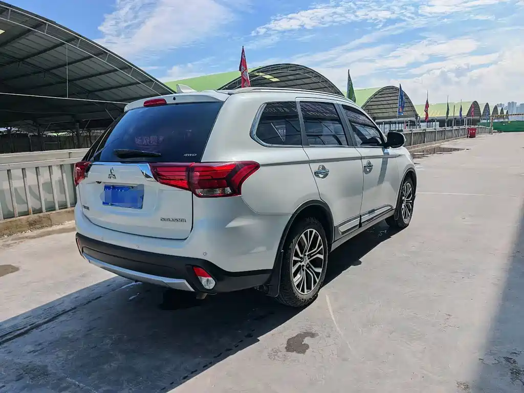 Mitsubishi Outlander — миниатюра 6