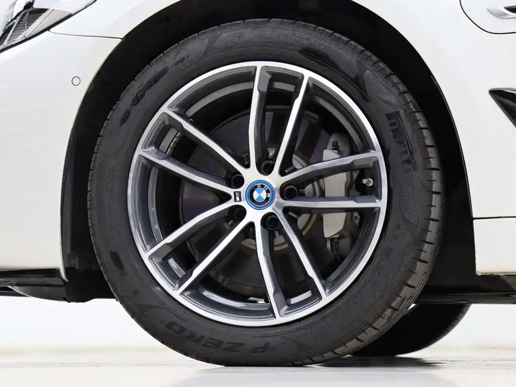 BMW 5 Series New Energy — миниатюра 28
