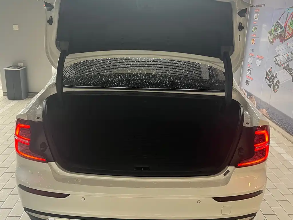 Volvo S60 2026 B4 Luxury
