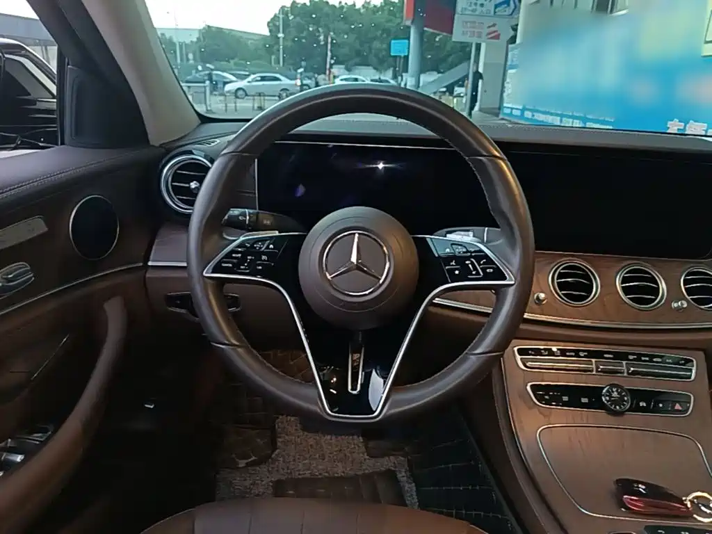 Mercedes-Benz E-Class — миниатюра 11