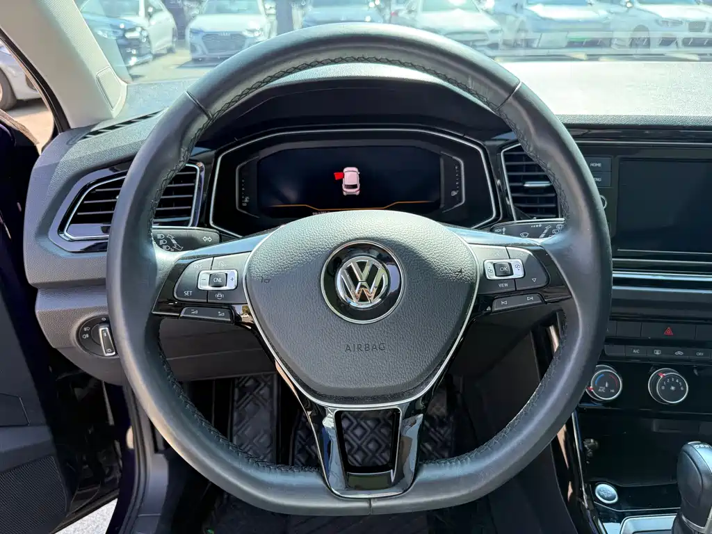 Volkswagen T-Roc — миниатюра 10
