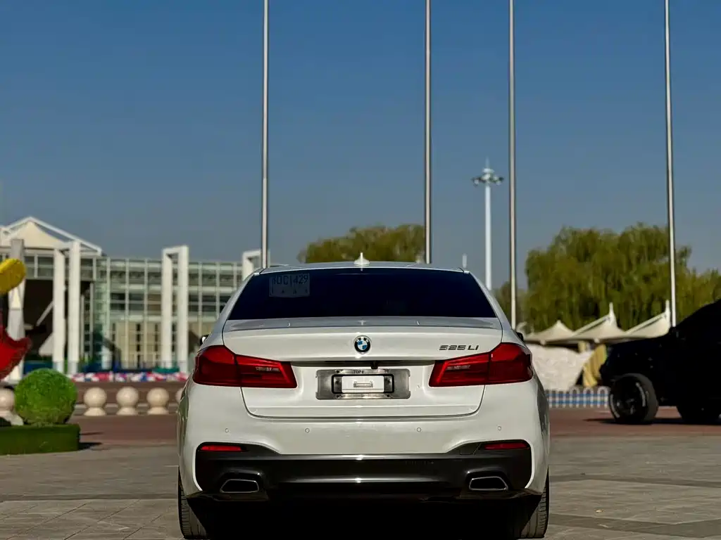 BMW 5 Series — миниатюра 8