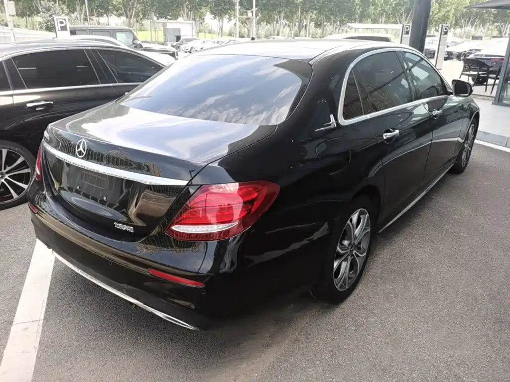 Mercedes-Benz E-Class — миниатюра 7