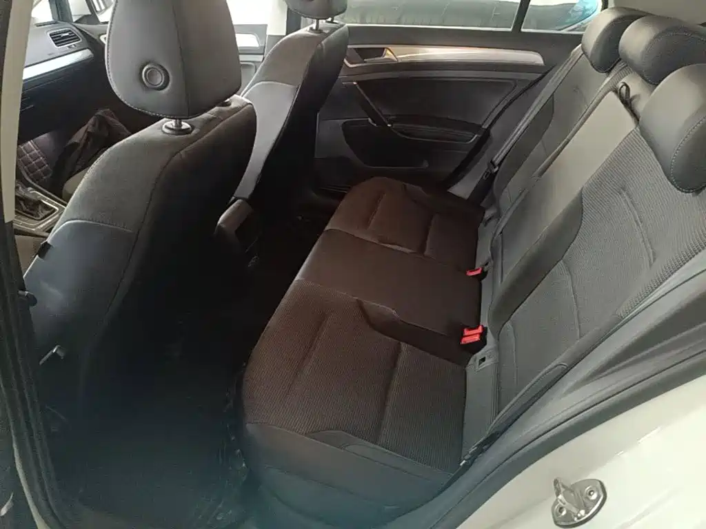 Volkswagen Golf EV — миниатюра 17
