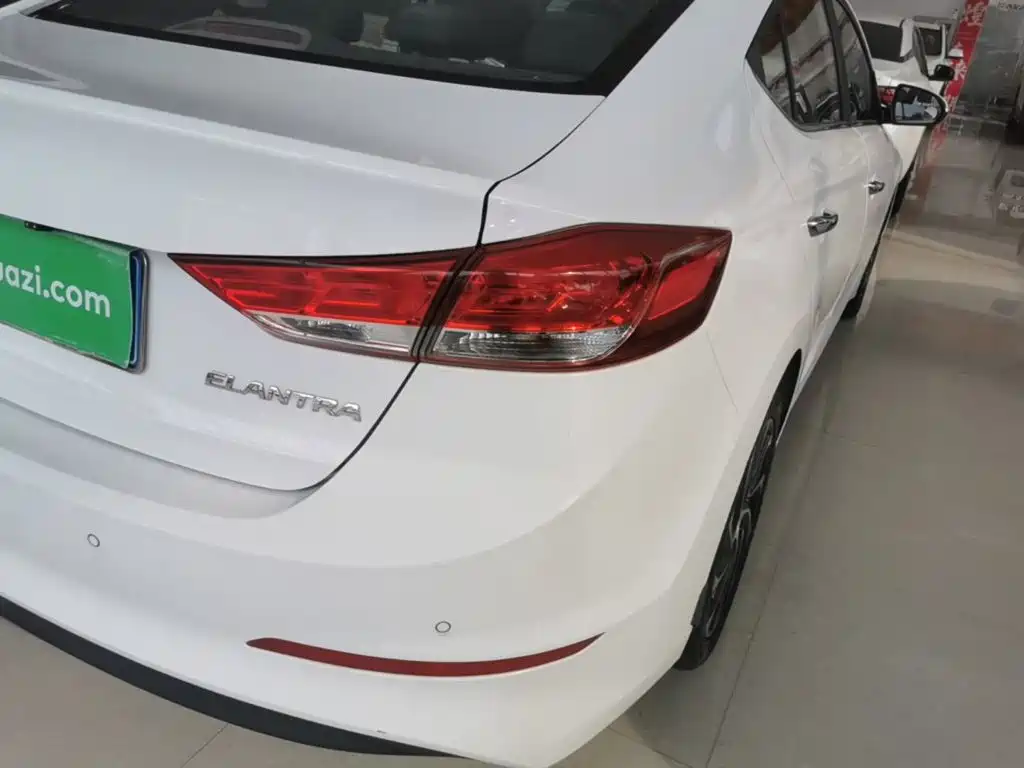 Hyundai Elantra — миниатюра 8