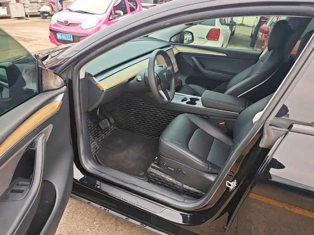 Tesla Model Y — миниатюра 16