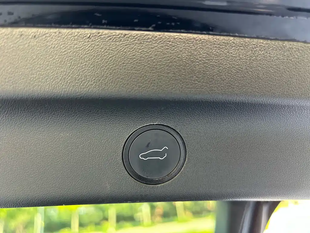 Tesla Model Y — миниатюра 11
