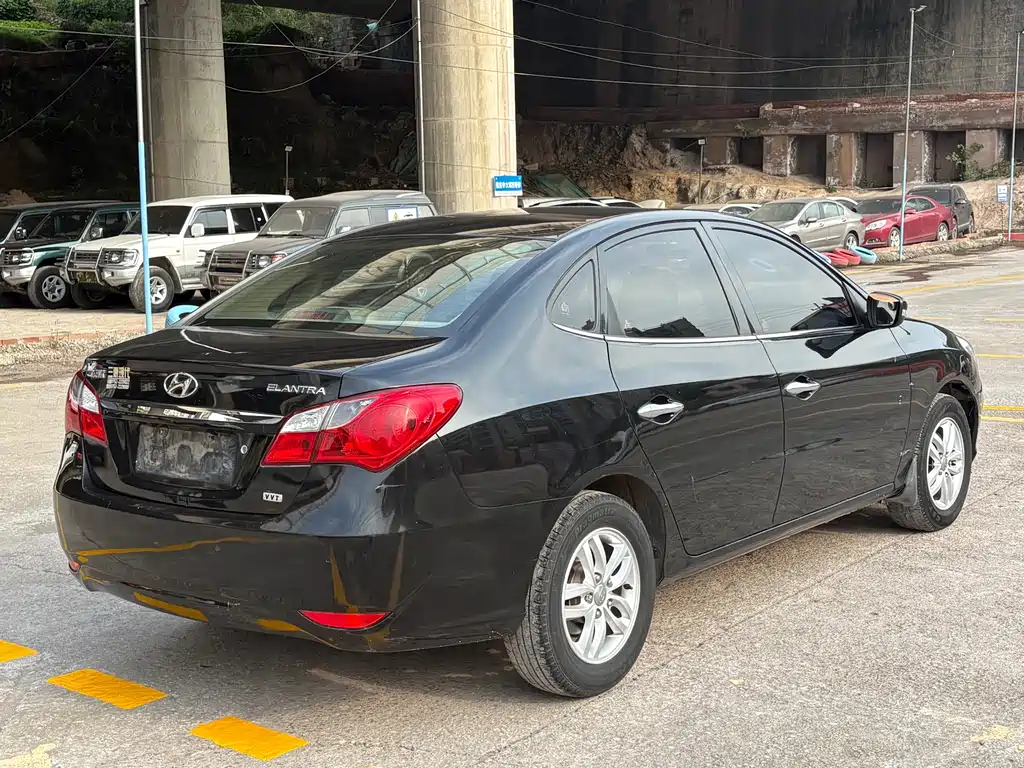 Hyundai Elantra — миниатюра 6