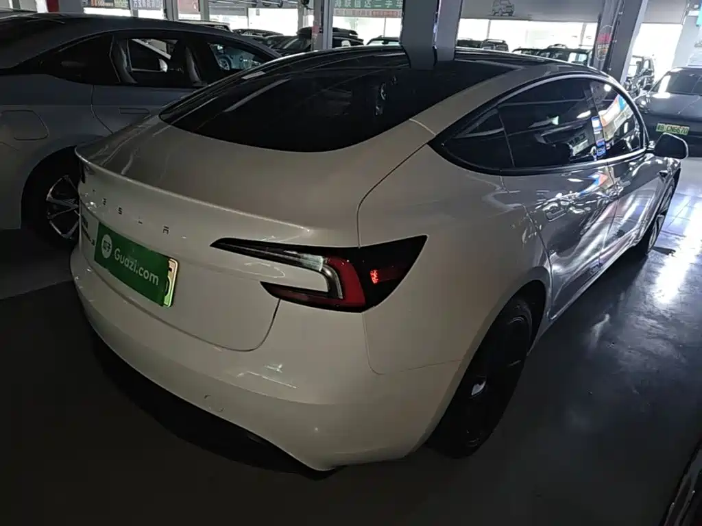 Tesla Model 3 — миниатюра 7