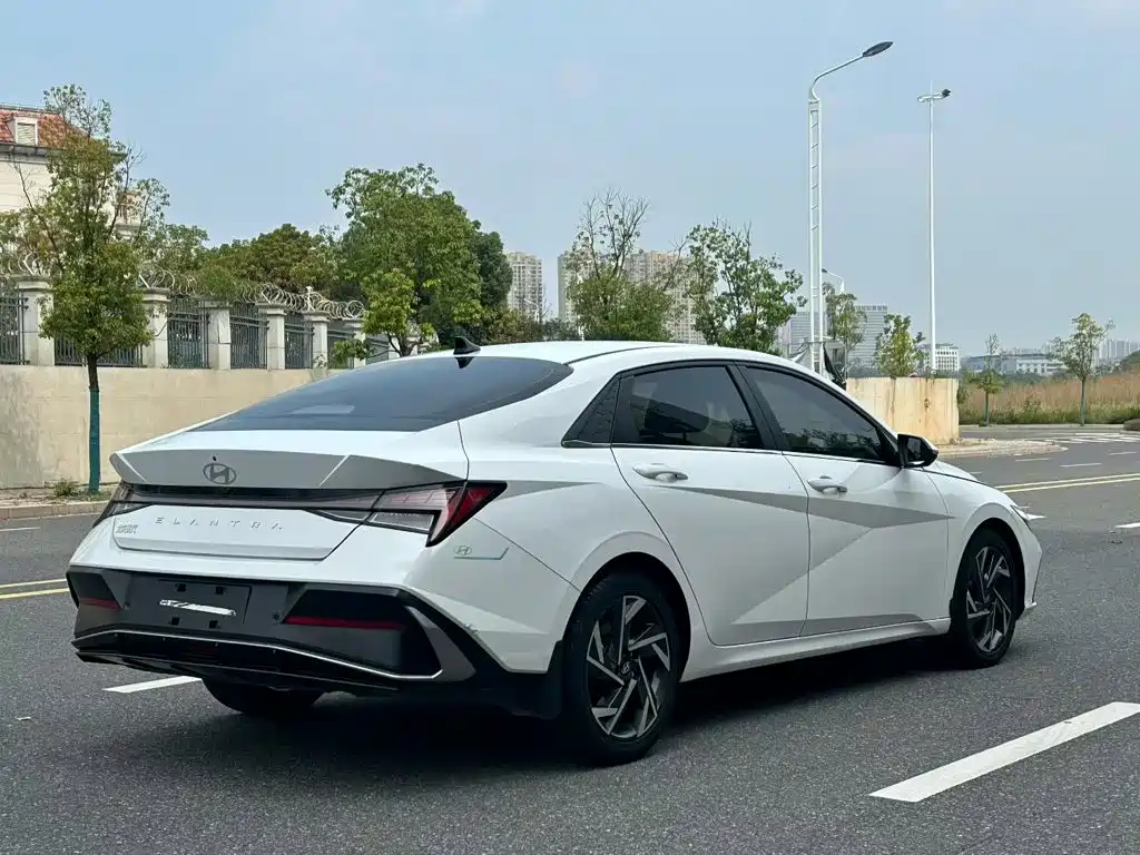 Hyundai Elantra — миниатюра 8