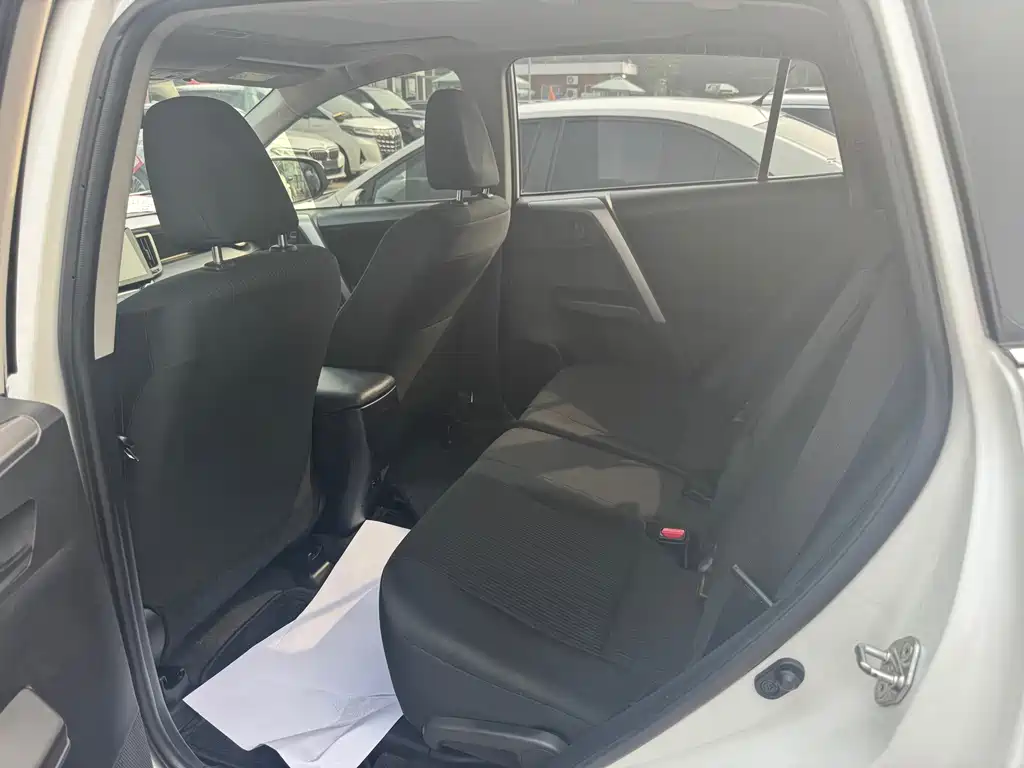 Toyota RAV4 — миниатюра 8