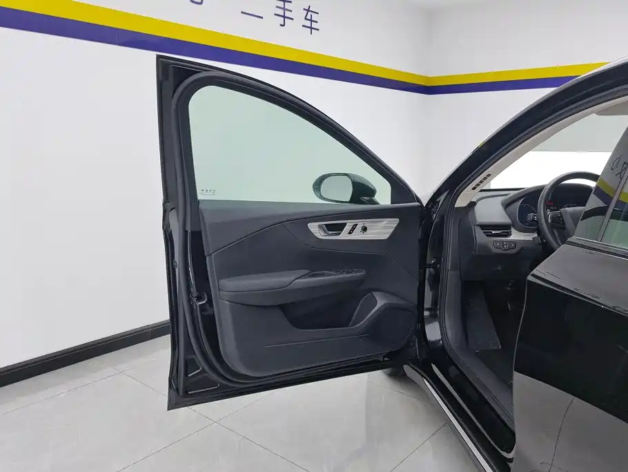 Hongqi Hongqi E-QM5 — миниатюра 7