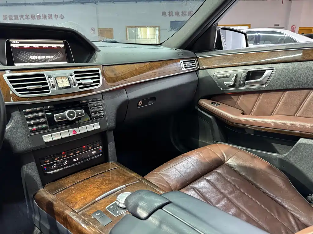 Mercedes-Benz E-Class — миниатюра 12