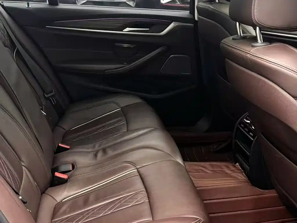 BMW 5 Series — миниатюра 7