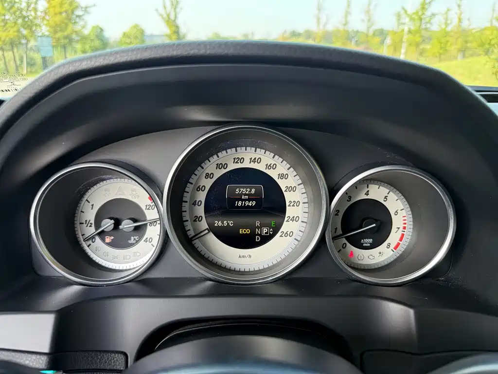 Mercedes-Benz E-Class (Import) — миниатюра 11