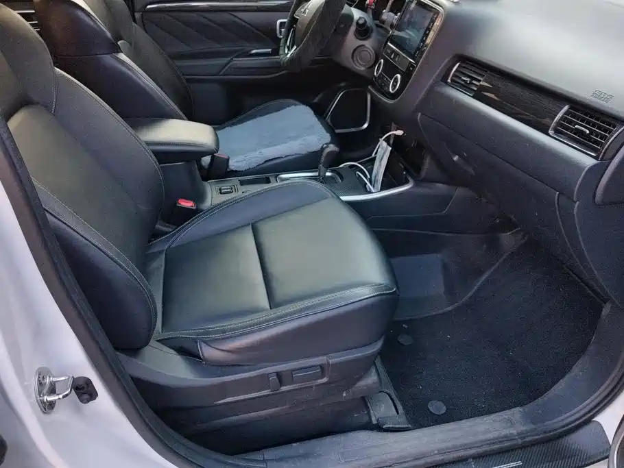 Mitsubishi Outlander — миниатюра 8