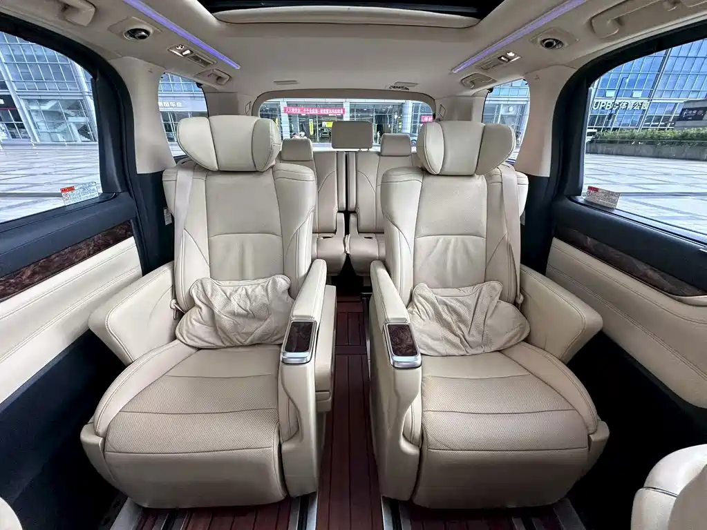 Toyota Alphard — миниатюра 6