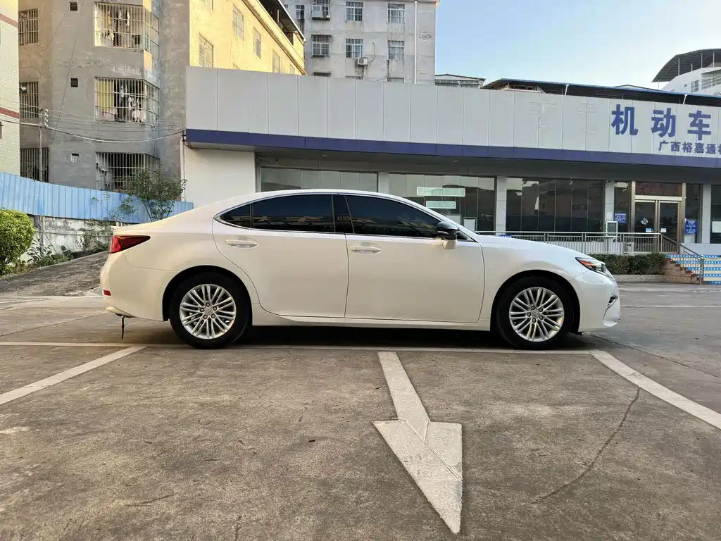 Lexus ES — миниатюра 8