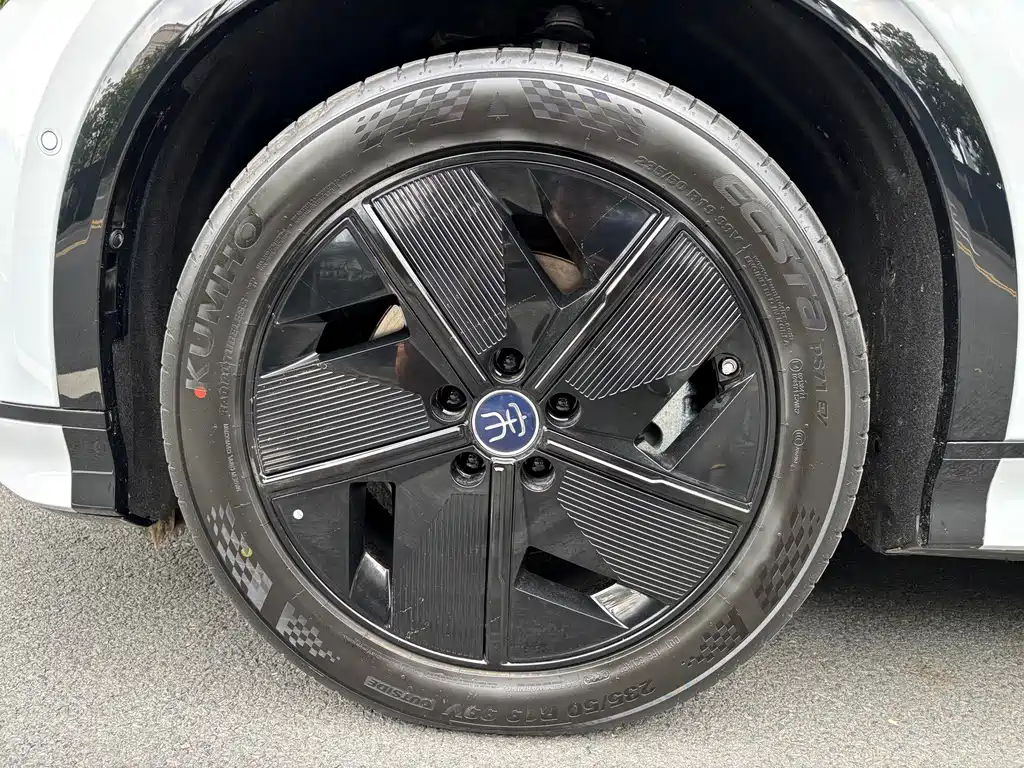 BYD L EV — миниатюра 7