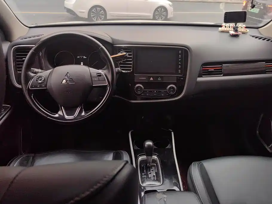 Mitsubishi Outlander — миниатюра 12