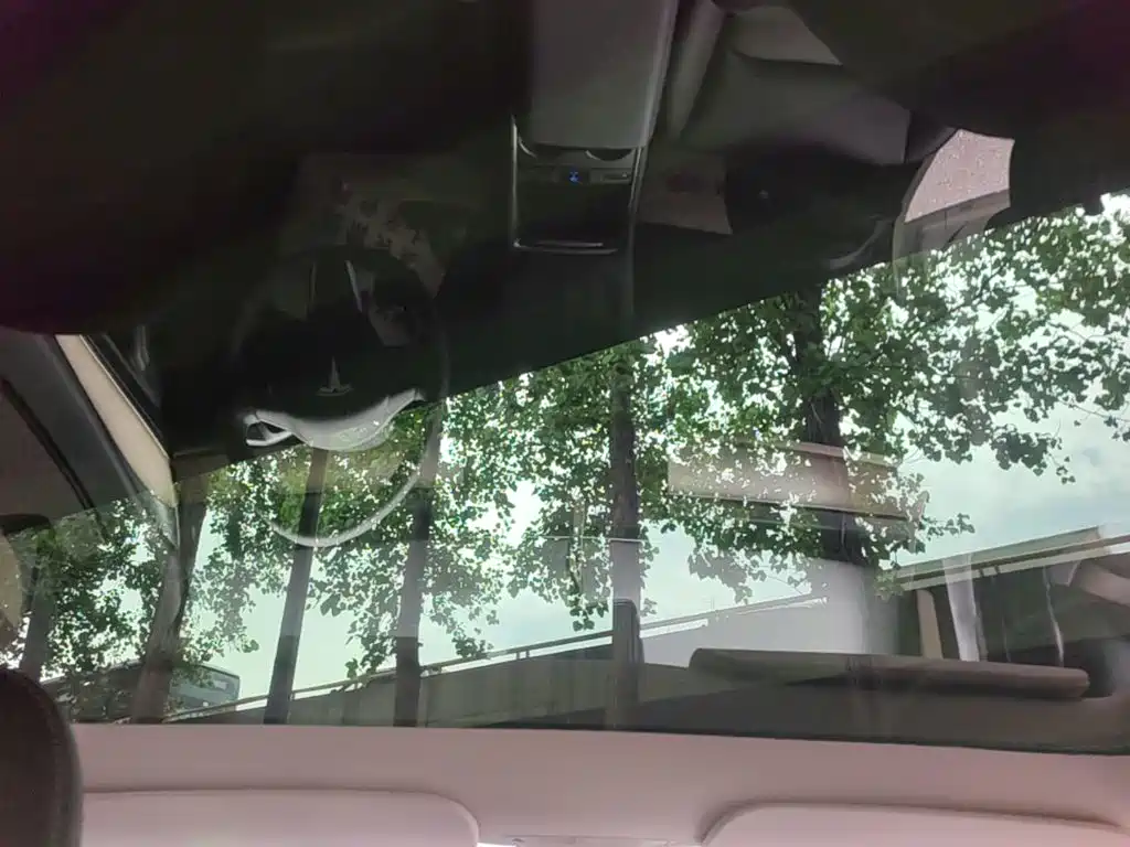 Tesla Model Y — миниатюра 18