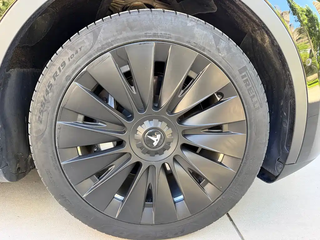Tesla Model Y — миниатюра 12