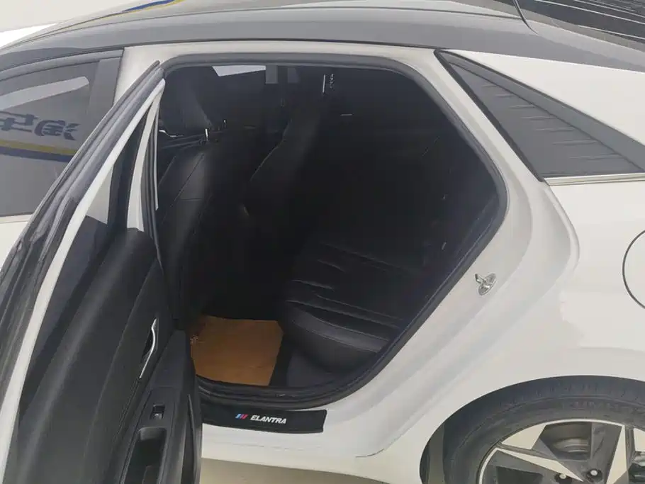 Hyundai Elantra — миниатюра 11