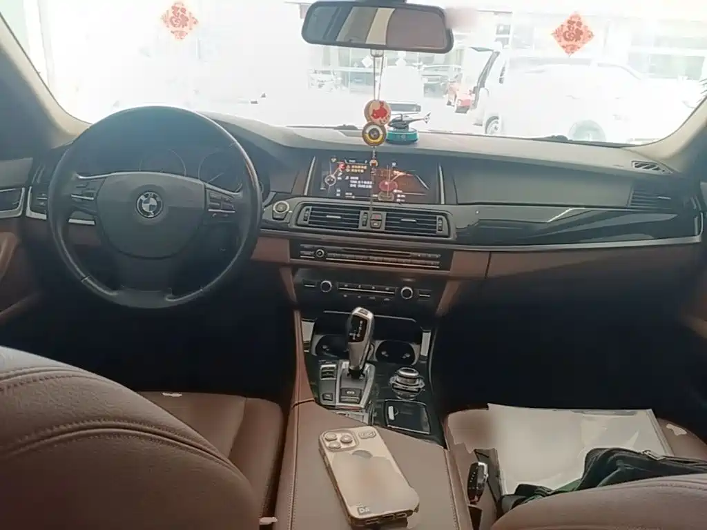 BMW 5 Series — миниатюра 10