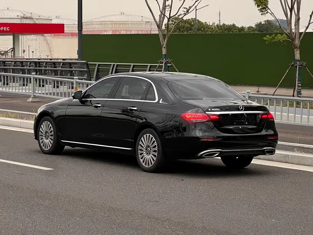 Mercedes-Benz E-Class — миниатюра 7