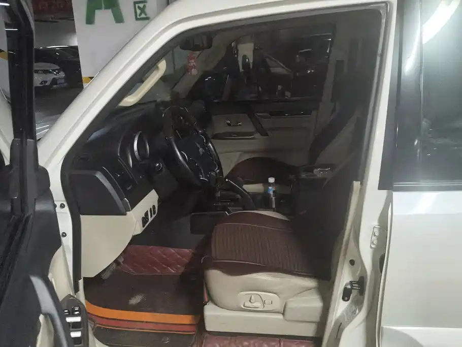 Mitsubishi Pajero (Import) — миниатюра 9