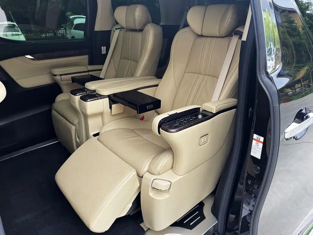 Toyota Alphard — миниатюра 14