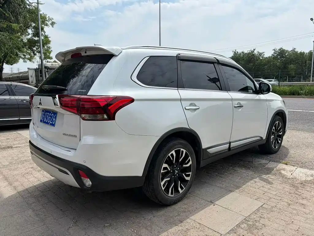 Mitsubishi Outlander — миниатюра 6