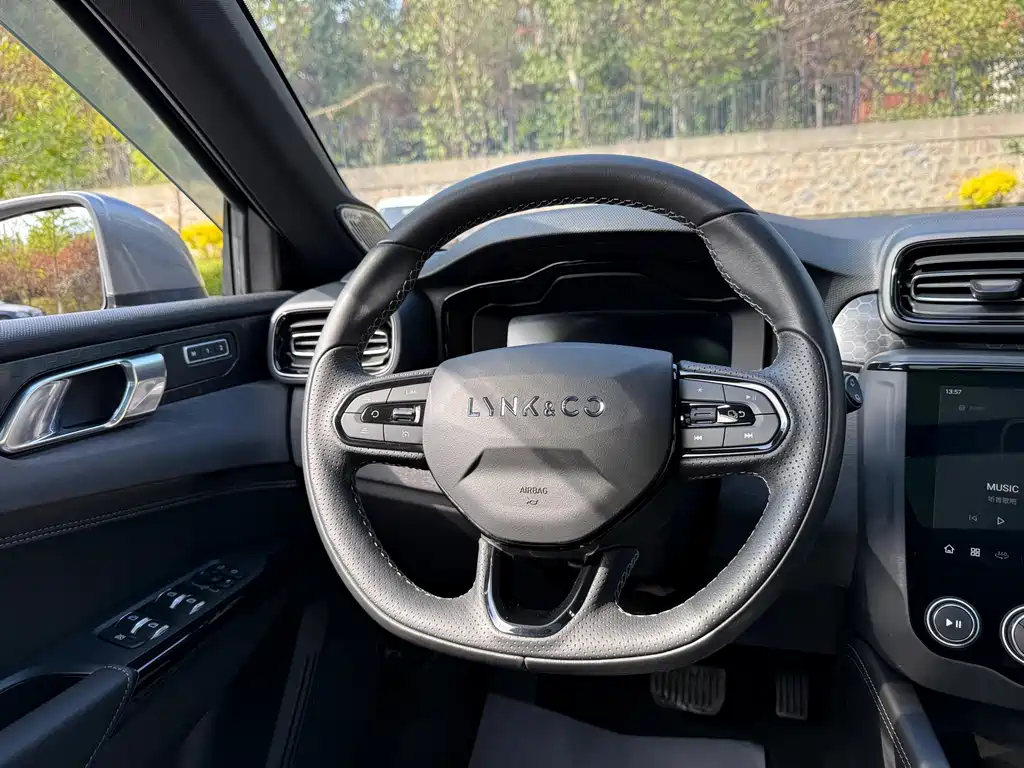 Lynk & Co 02 Hatchback — миниатюра 14