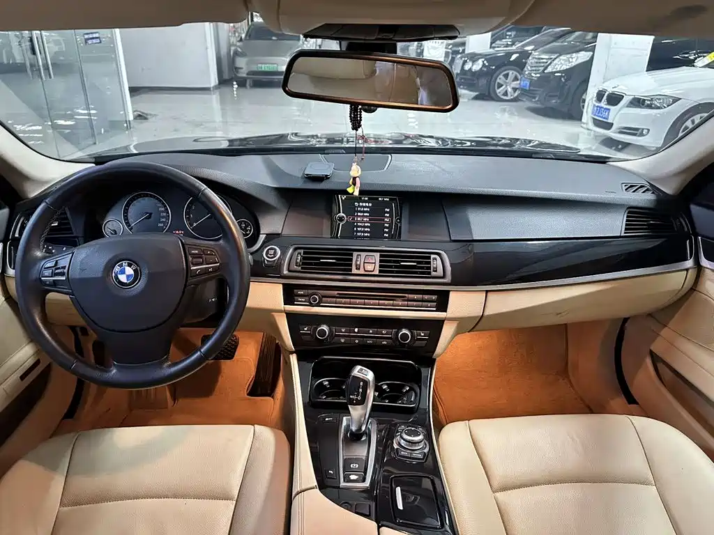 BMW 5 Series — миниатюра 7
