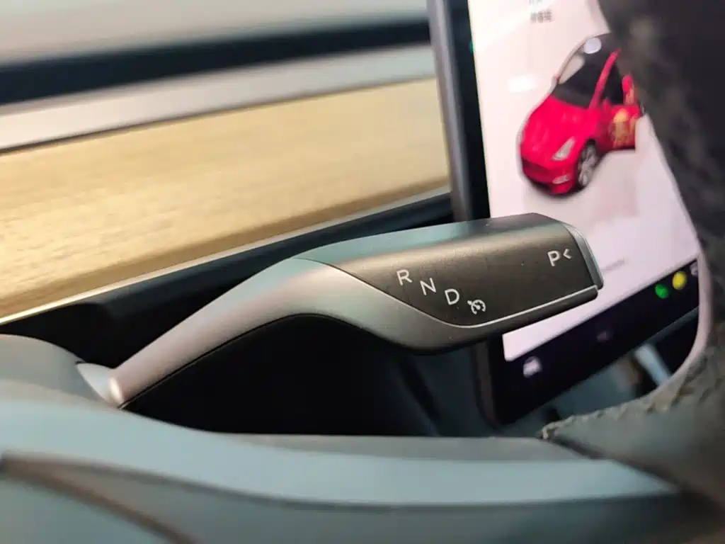 Tesla Model Y — миниатюра 14