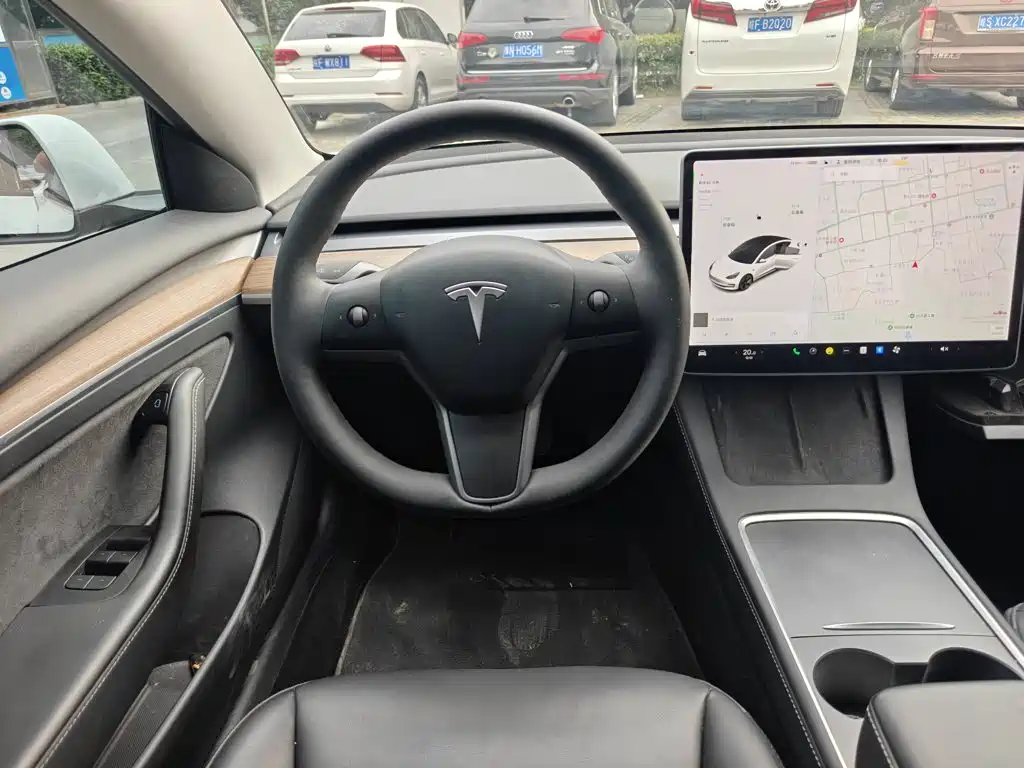 Tesla Model 3 — миниатюра 5
