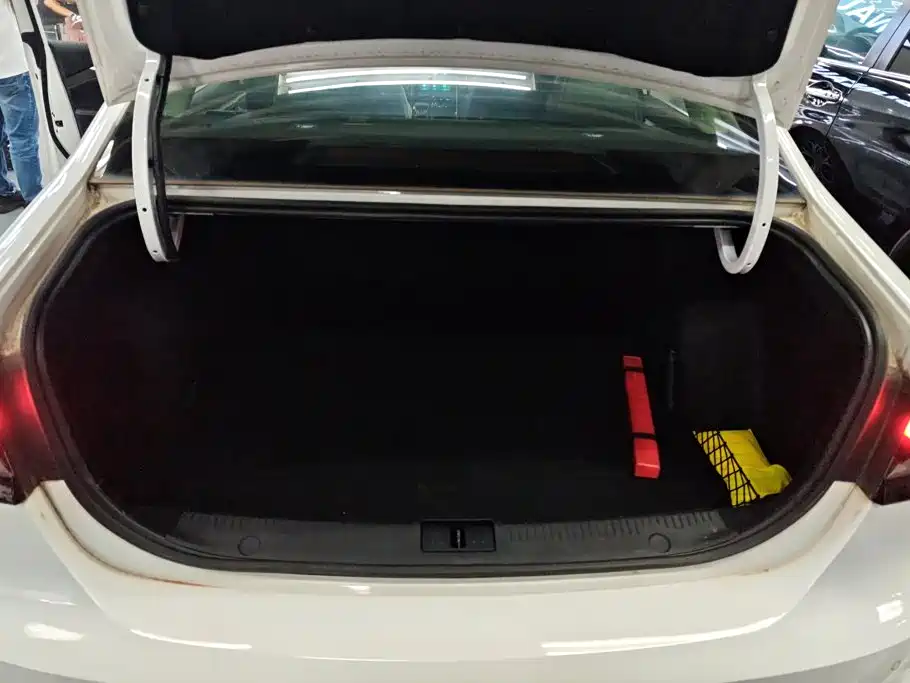 Roewe i6 MAX New Energy — миниатюра 4