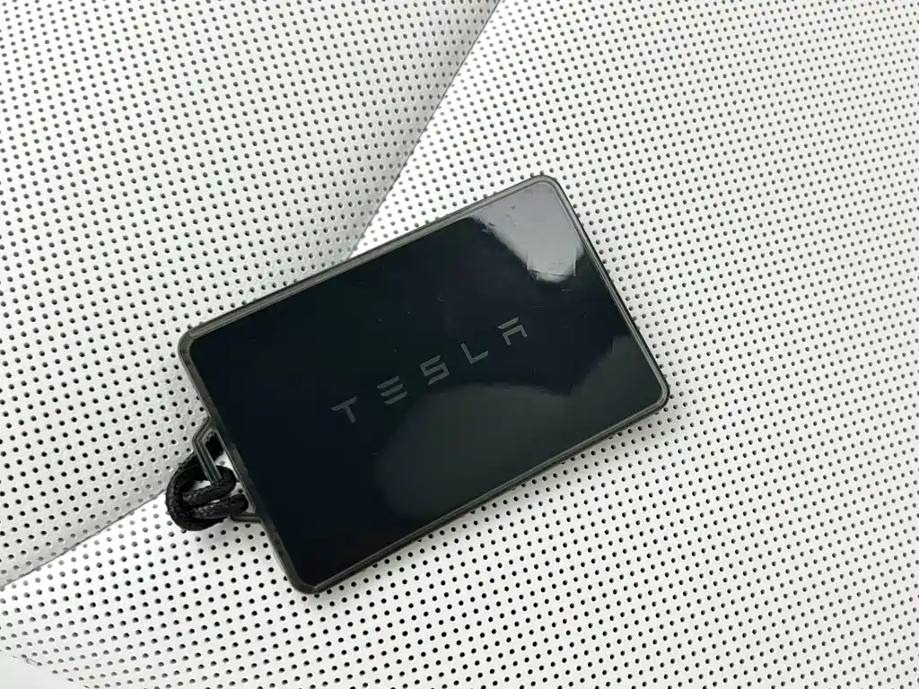 Tesla Model 3 — миниатюра 3