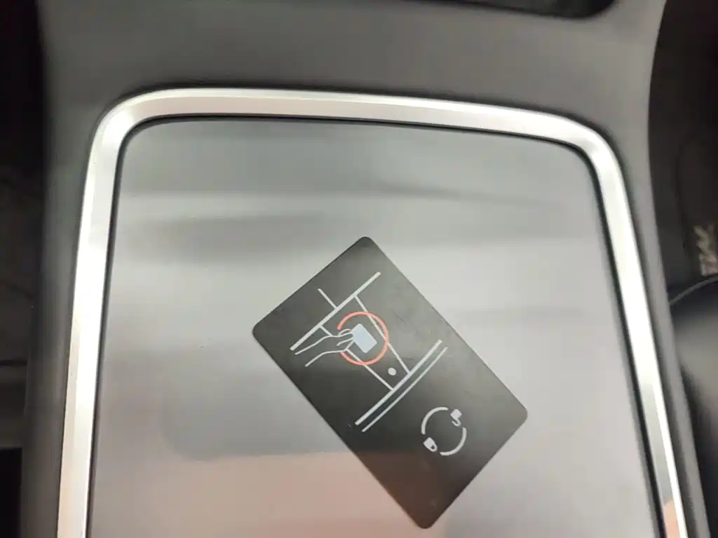 Tesla Model Y — миниатюра 9