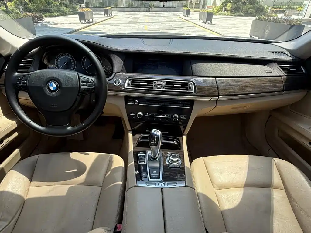 BMW 7 Series — миниатюра 9