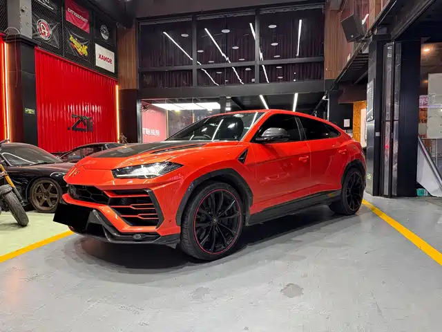 LAMBORGHINI URUS 2023