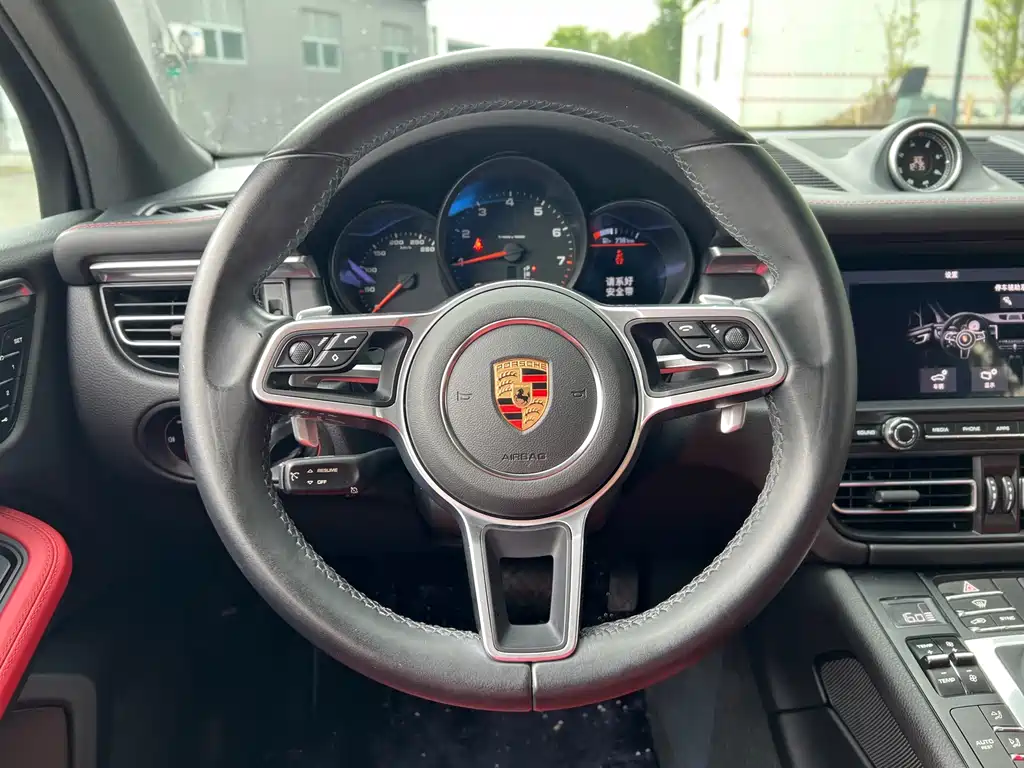 Porsche Macan — миниатюра 16