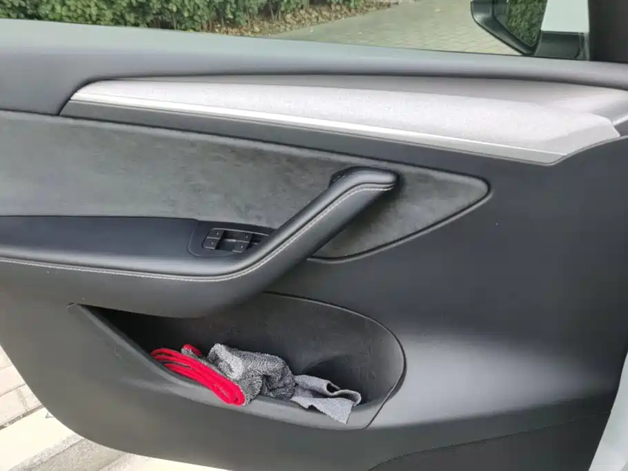 Tesla Model Y — миниатюра 7