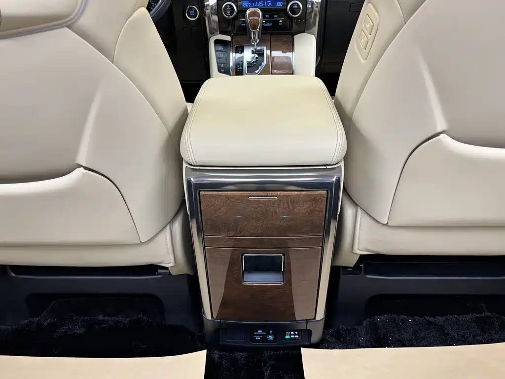 Toyota Alphard — миниатюра 44
