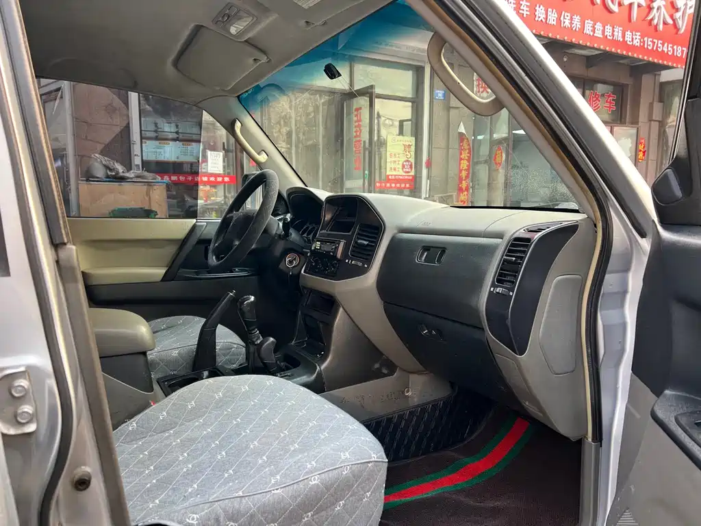 Mitsubishi Pajero — миниатюра 8