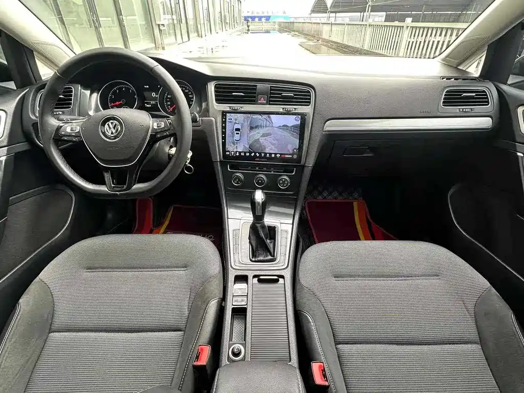VOLKSWAGEN GOLF