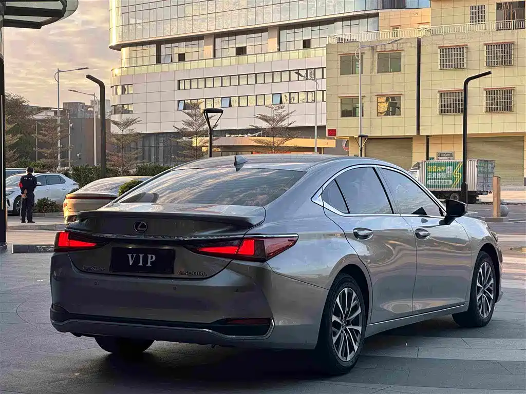 Lexus ES — миниатюра 9