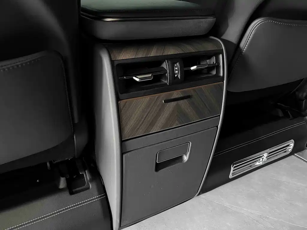 Lexus LM — миниатюра 30